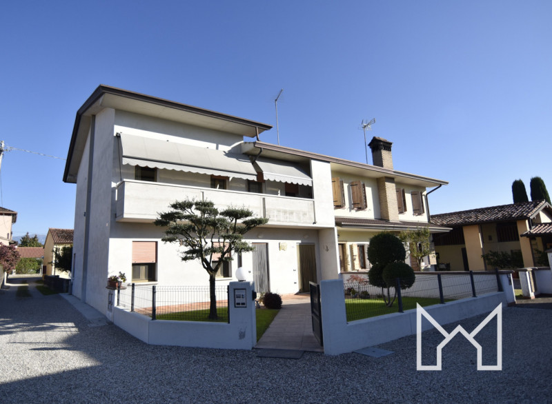 RAMON DI LORIA- In zona immersa nel verde comoda al centro paese, proponiamo abitazione indipende...