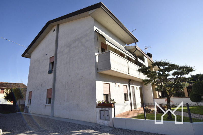 RAMON DI LORIA- In zona immersa nel verde comoda al centro paese, proponiamo abitazione indipende...