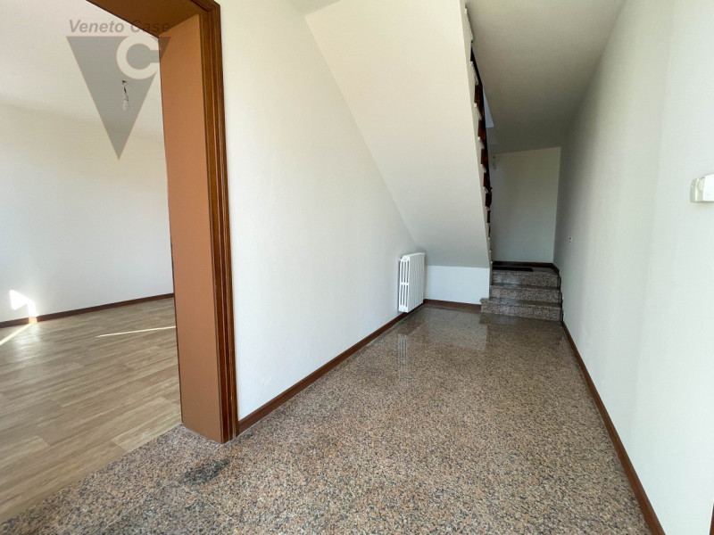 Proponiamo in vendita a Codevigo una casa singola disposta su due livelli, ideale per chi cerca a...