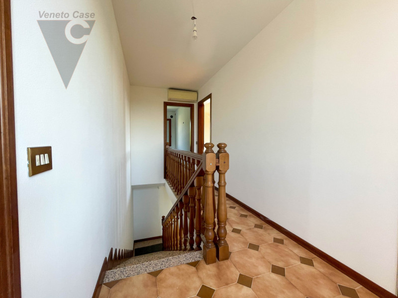 Proponiamo in vendita a Codevigo una casa singola disposta su due livelli, ideale per chi cerca a...