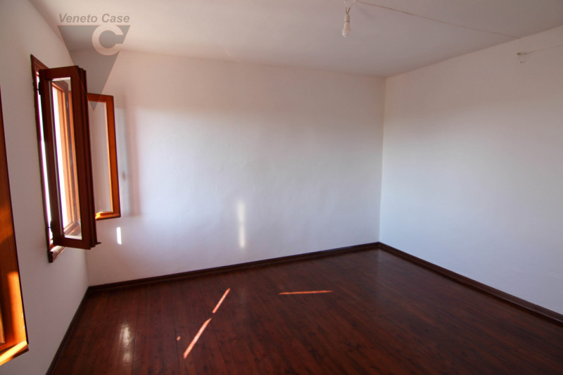 Proponiamo in vendita a Codevigo una casa singola disposta su due livelli, ideale per chi cerca a...