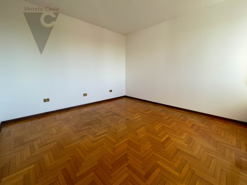 Proponiamo in vendita a Codevigo una casa singola disposta su due livelli, ideale per chi cerca a...