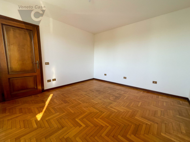 Proponiamo in vendita a Codevigo una casa singola disposta su due livelli, ideale per chi cerca a...