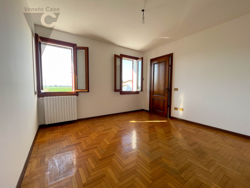 Proponiamo in vendita a Codevigo una casa singola disposta su due livelli, ideale per chi cerca a...