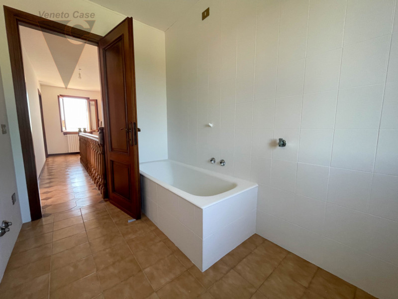 Proponiamo in vendita a Codevigo una casa singola disposta su due livelli, ideale per chi cerca a...