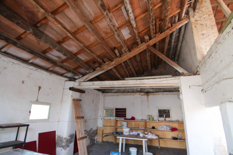 Proponiamo in vendita a Codevigo una casa singola disposta su due livelli, ideale per chi cerca a...