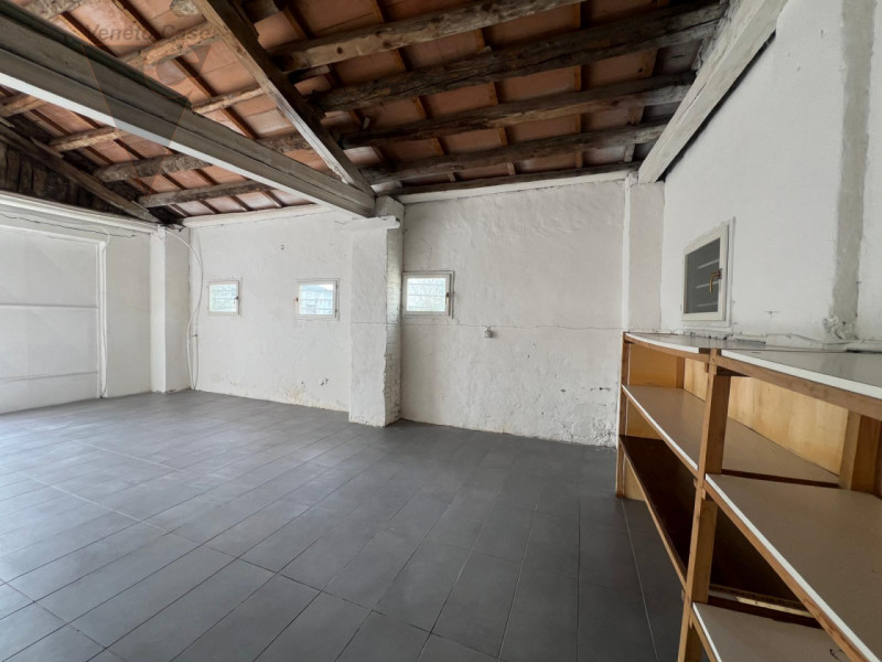 Proponiamo in vendita a Codevigo una casa singola disposta su due livelli, ideale per chi cerca a...