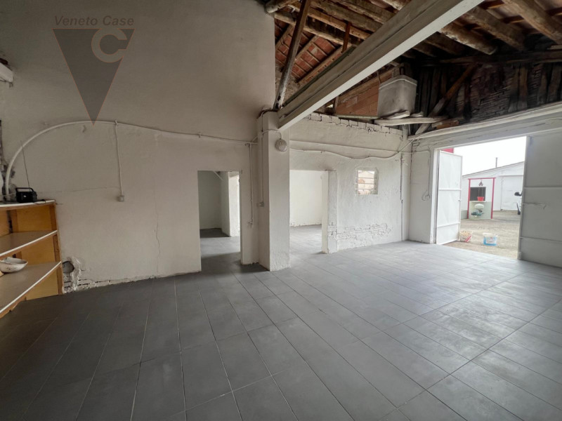 Proponiamo in vendita a Codevigo una casa singola disposta su due livelli, ideale per chi cerca a...