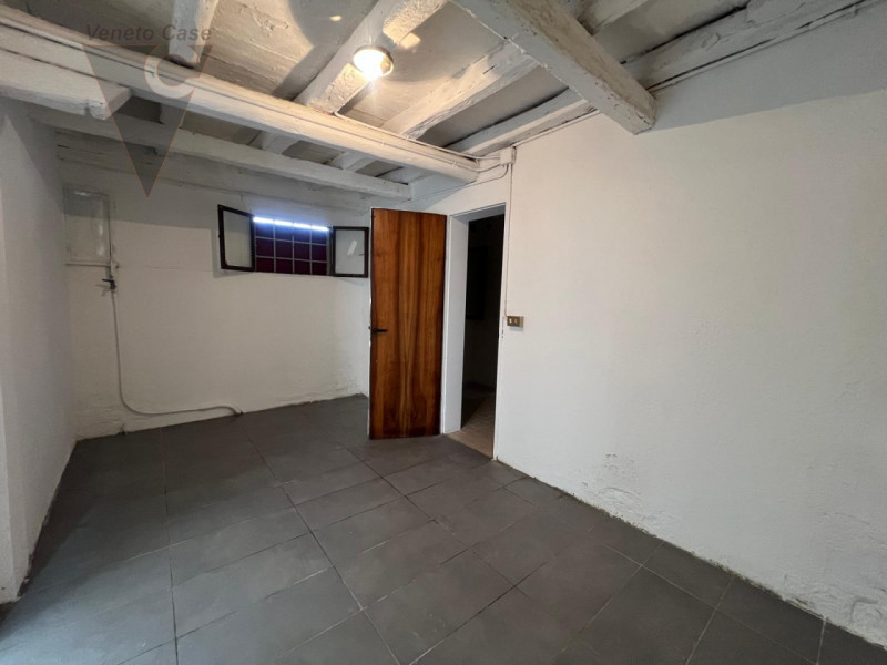 Proponiamo in vendita a Codevigo una casa singola disposta su due livelli, ideale per chi cerca a...