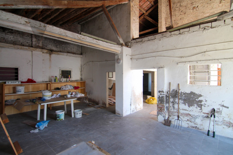 Proponiamo in vendita a Codevigo una casa singola disposta su due livelli, ideale per chi cerca a...