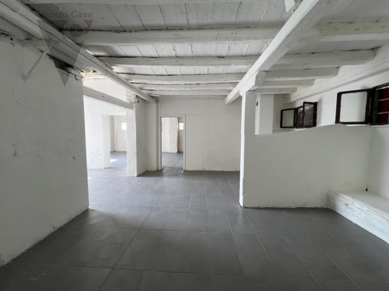 Proponiamo in vendita a Codevigo una casa singola disposta su due livelli, ideale per chi cerca a...