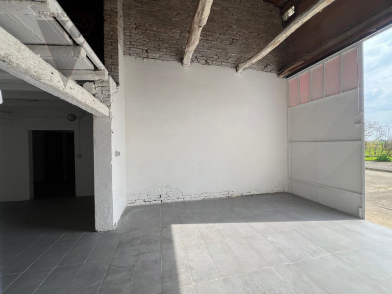 Proponiamo in vendita a Codevigo una casa singola disposta su due livelli, ideale per chi cerca a...