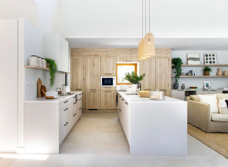 Proponiamo , appena fuori del centro del paese, ottime porzioni di trifamiliare, sviluppate su so...