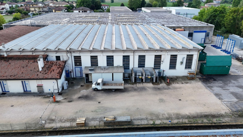 A Torreglia, in zona artigianale/industriale, proponiamo in vendita un capannone industriale di a...