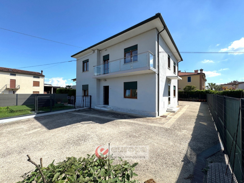 A 5 km. da Ospedaletto (VI) e dal casello Vicenza Nord, precisamente in v. Molino a Bolzano Vicen...