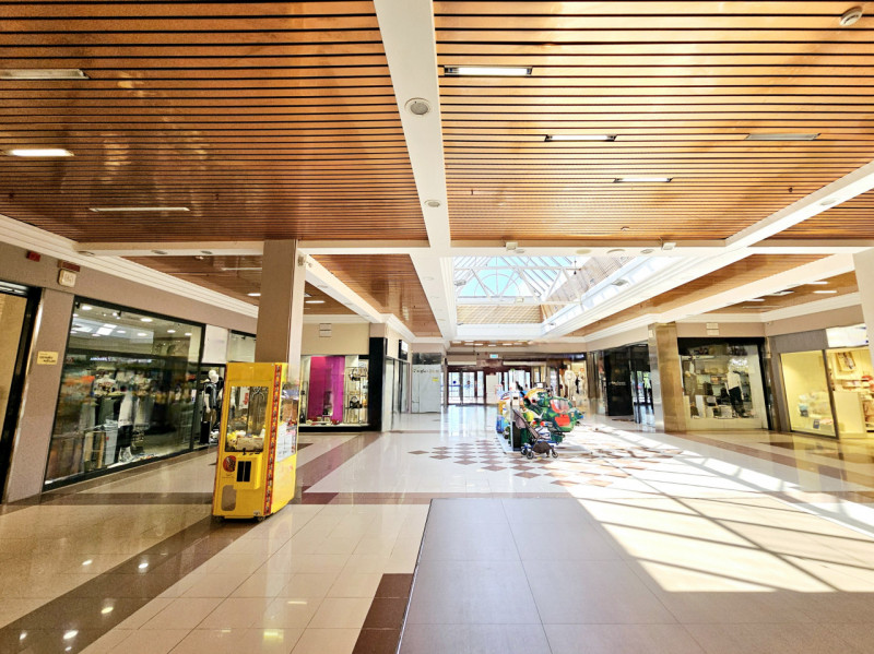 In una posizione ad alta frequentazione, comoda al centro di Adria, proponiamo in vendita negozio...