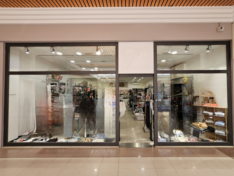 In una posizione ad alta frequentazione, comoda al centro di Adria, proponiamo in vendita negozio...