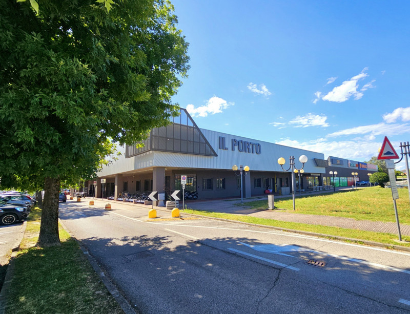 In una posizione ad alta frequentazione, comoda al centro di Adria, proponiamo in vendita negozio...