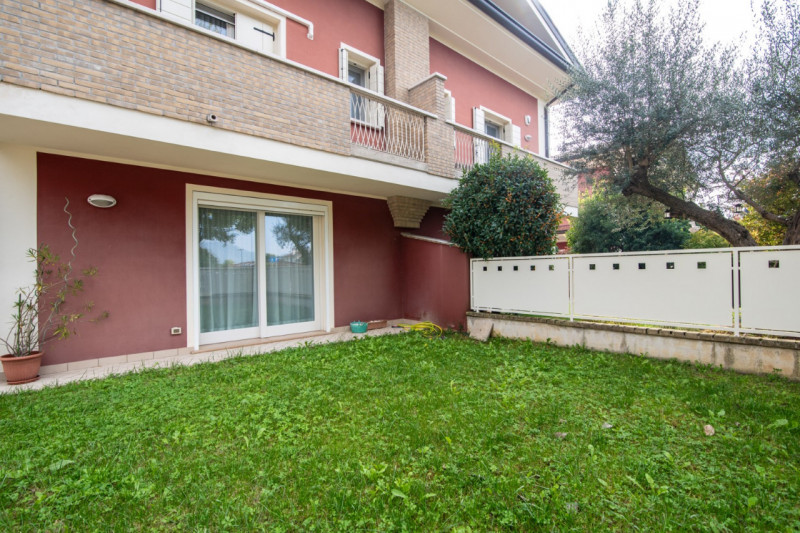 Teolo, nel tranquillo e ricercato quartiere residenziale di San Biagio, proponiamo in vendita rec...