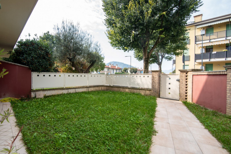 Teolo, nel tranquillo e ricercato quartiere residenziale di San Biagio, proponiamo in vendita rec...