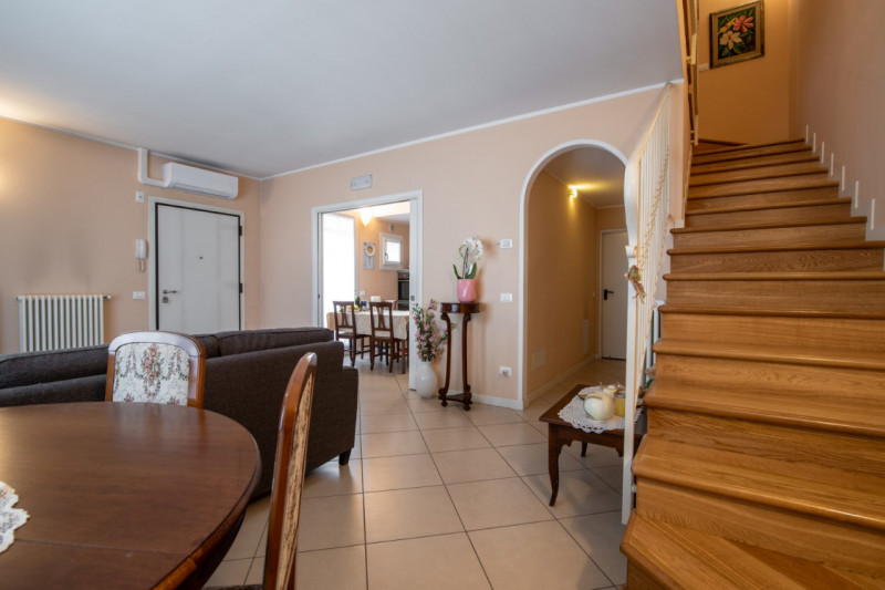 Teolo, nel tranquillo e ricercato quartiere residenziale di San Biagio, proponiamo in vendita rec...