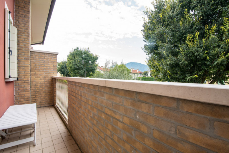 Teolo, nel tranquillo e ricercato quartiere residenziale di San Biagio, proponiamo in vendita rec...