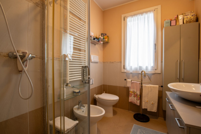 Teolo, nel tranquillo e ricercato quartiere residenziale di San Biagio, proponiamo in vendita rec...