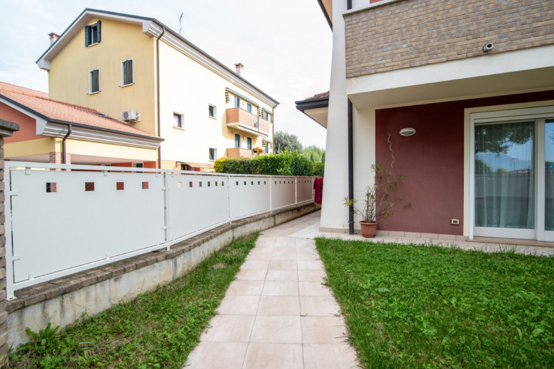 Teolo, nel tranquillo e ricercato quartiere residenziale di San Biagio, proponiamo in vendita rec...