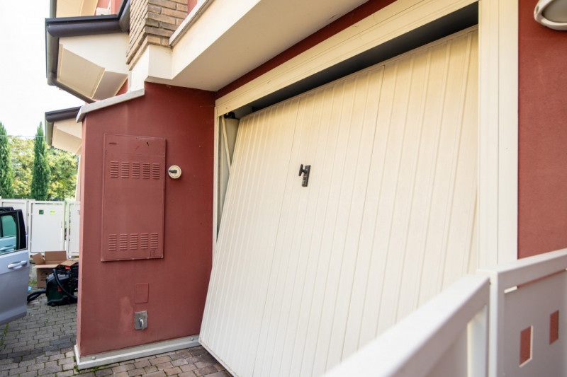 Teolo, nel tranquillo e ricercato quartiere residenziale di San Biagio, proponiamo in vendita rec...