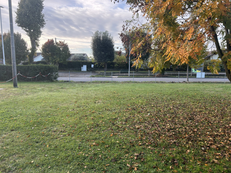 Se stai cercando un'opportunità unica per costruire la tua casa dei sogni, questo terreno edifica...