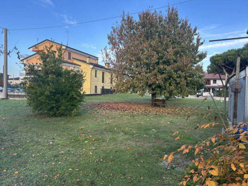 Se stai cercando un'opportunità unica per costruire la tua casa dei sogni, questo terreno edifica...