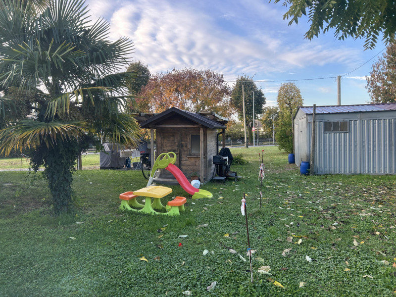 Se stai cercando un'opportunità unica per costruire la tua casa dei sogni, questo terreno edifica...