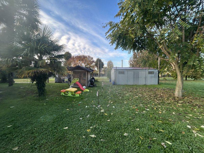 Se stai cercando un'opportunità unica per costruire la tua casa dei sogni, questo terreno edifica...