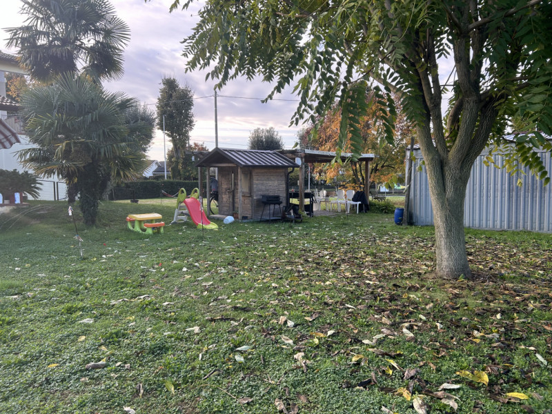 Se stai cercando un'opportunità unica per costruire la tua casa dei sogni, questo terreno edifica...