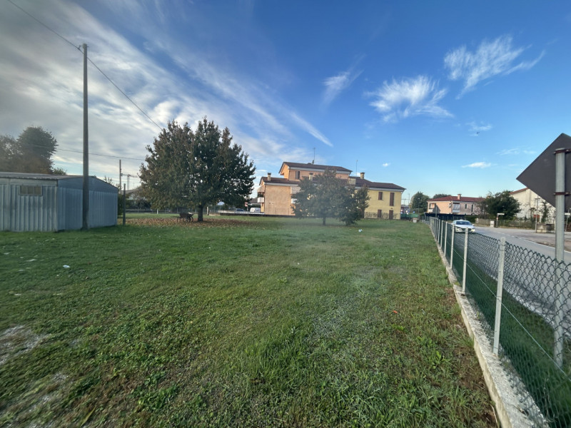 Se stai cercando un'opportunità unica per costruire la tua casa dei sogni, questo terreno edifica...