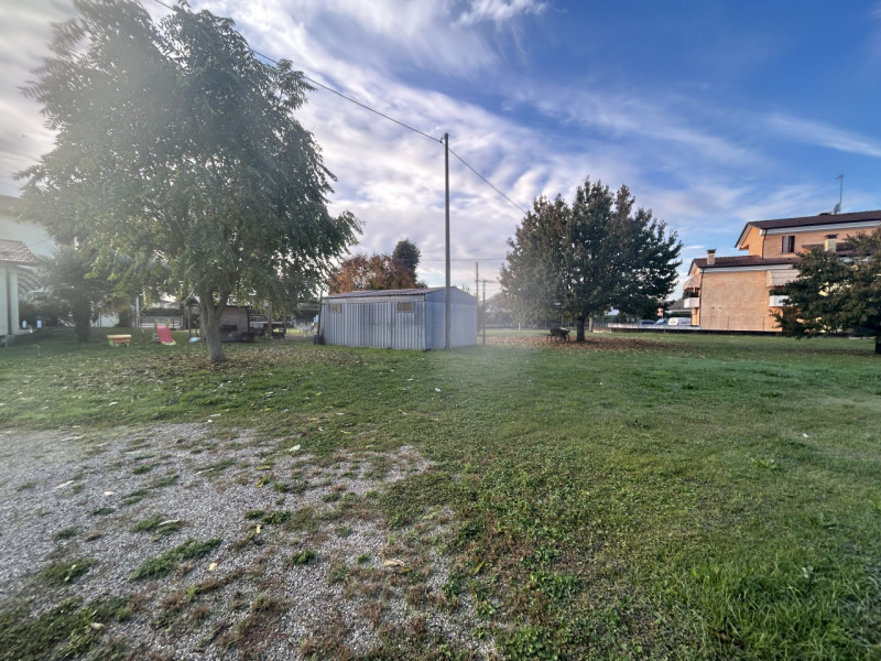 Se stai cercando un'opportunità unica per costruire la tua casa dei sogni, questo terreno edifica...