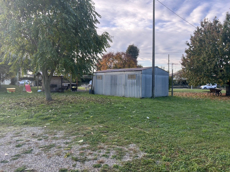 Se stai cercando un'opportunità unica per costruire la tua casa dei sogni, questo terreno edifica...