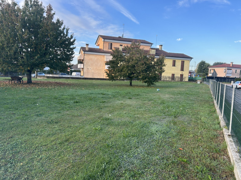 Se stai cercando un'opportunità unica per costruire la tua casa dei sogni, questo terreno edifica...