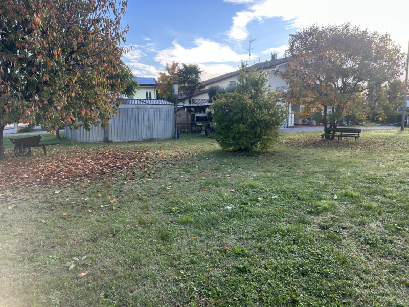 Se stai cercando un'opportunità unica per costruire la tua casa dei sogni, questo terreno edifica...