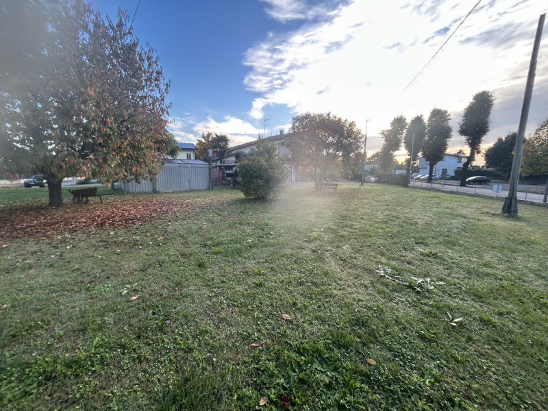 Se stai cercando un'opportunità unica per costruire la tua casa dei sogni, questo terreno edifica...