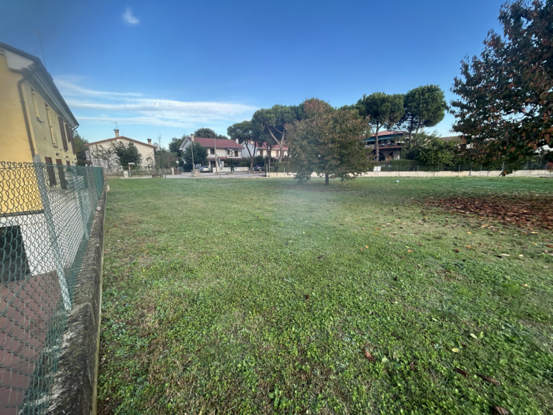 Se stai cercando un'opportunità unica per costruire la tua casa dei sogni, questo terreno edifica...