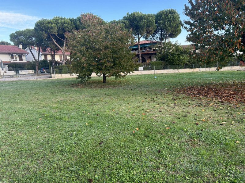 Se stai cercando un'opportunità unica per costruire la tua casa dei sogni, questo terreno edifica...