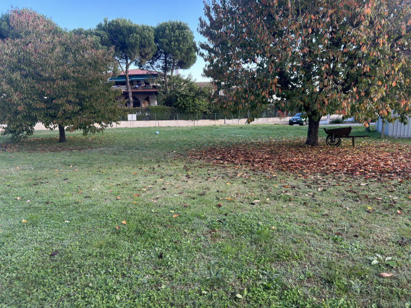 Se stai cercando un'opportunità unica per costruire la tua casa dei sogni, questo terreno edifica...