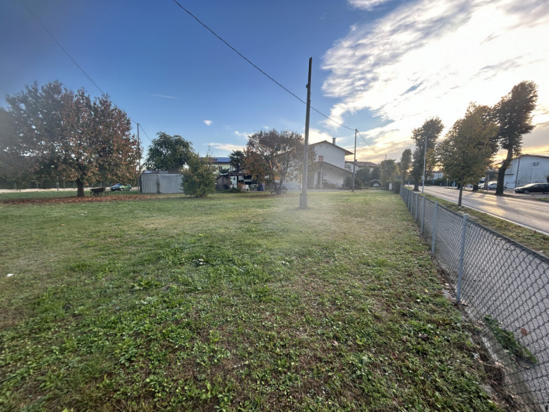 Se stai cercando un'opportunità unica per costruire la tua casa dei sogni, questo terreno edifica...