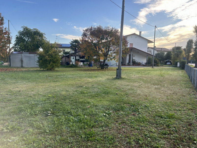 Se stai cercando un'opportunità unica per costruire la tua casa dei sogni, questo terreno edifica...