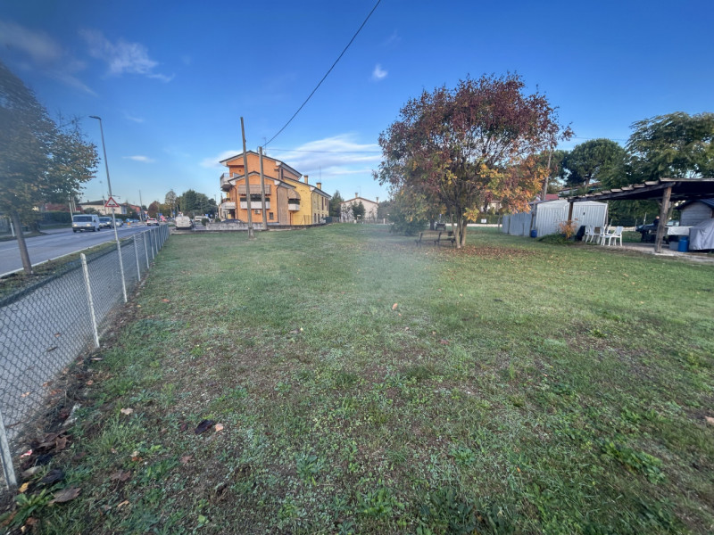 Se stai cercando un'opportunità unica per costruire la tua casa dei sogni, questo terreno edifica...