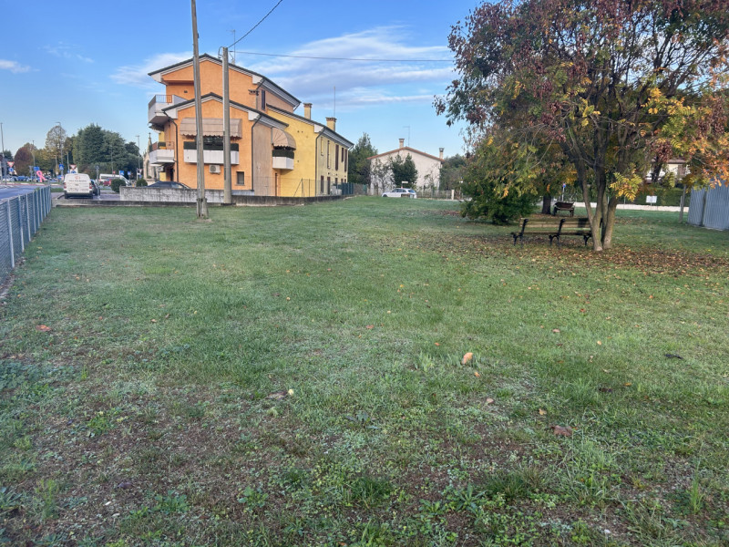 Se stai cercando un'opportunità unica per costruire la tua casa dei sogni, questo terreno edifica...