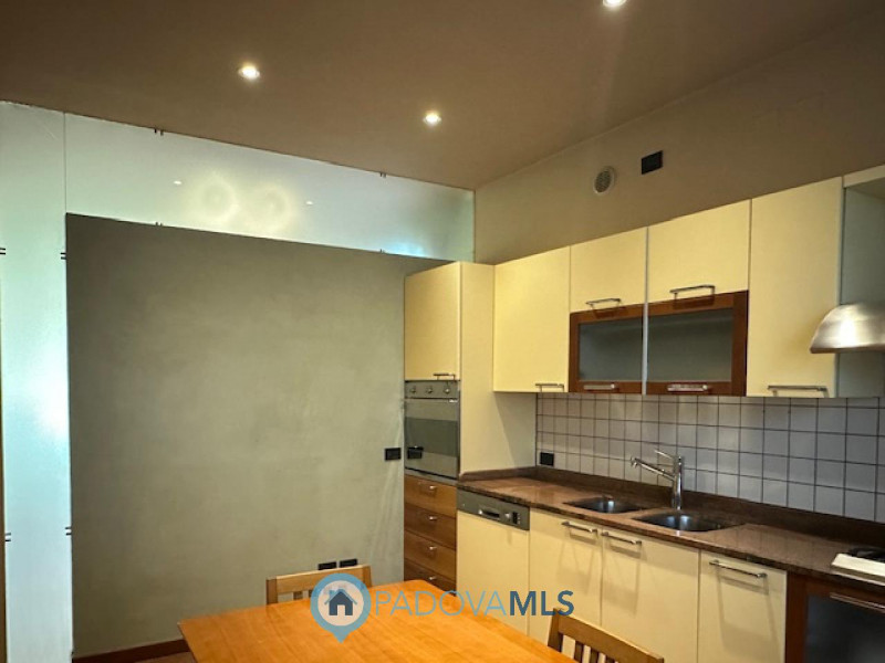 Immobile in esclusiva al Gruppo Padova MLS.
Vigodarzere, nel centro del paese ed in zona residenz...