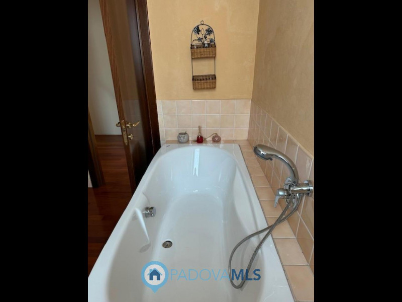 Immobile in esclusiva al Gruppo Padova MLS.
Vigodarzere, nel centro del paese ed in zona residenz...