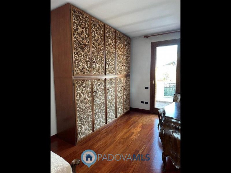 Immobile in esclusiva al Gruppo Padova MLS.
Vigodarzere, nel centro del paese ed in zona residenz...